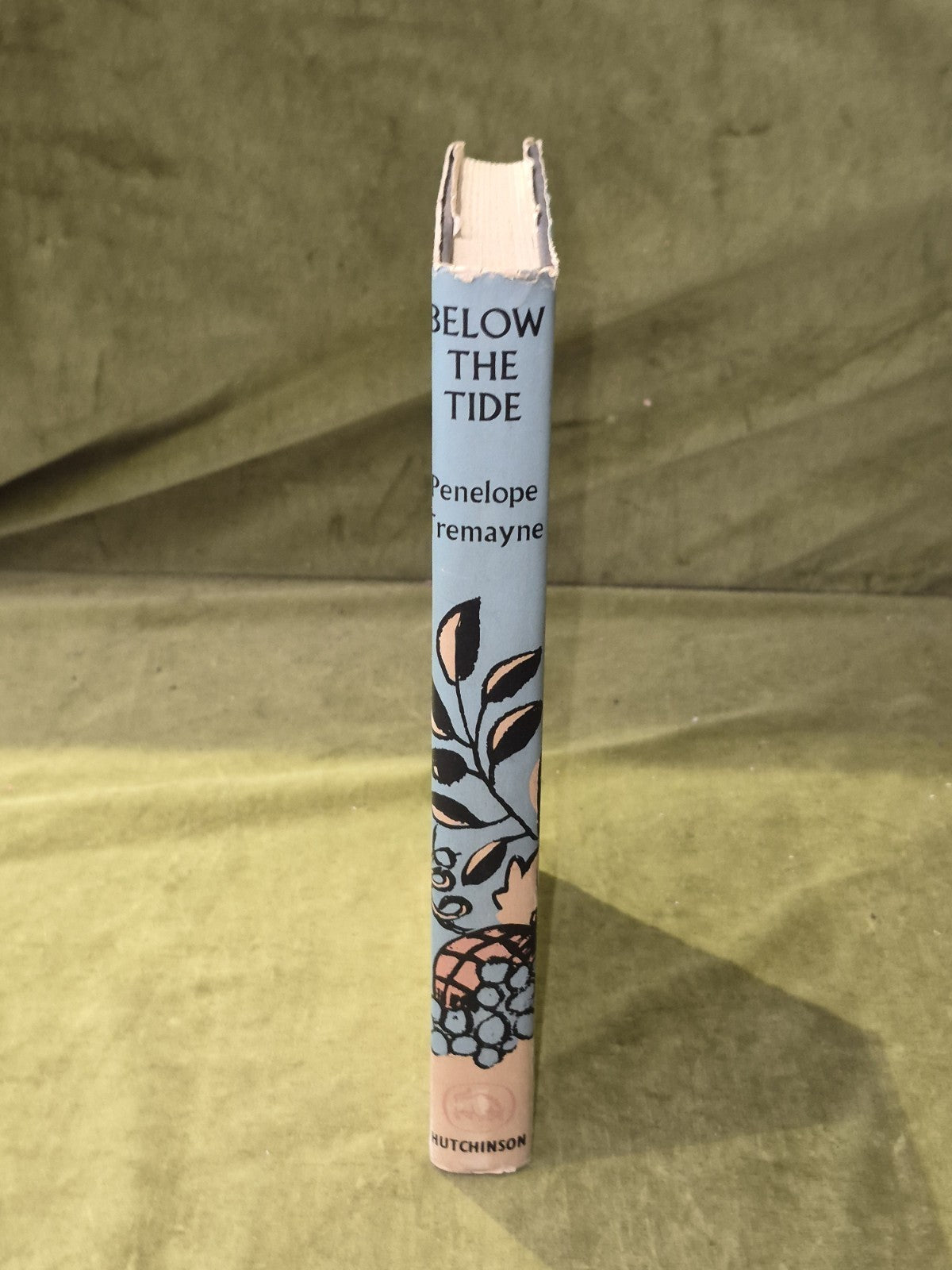 BELOW THE TIDE by PENELOPE TREMAYNE - HUTCHINSON- 1958 1st Hardback Dust Wrapper2