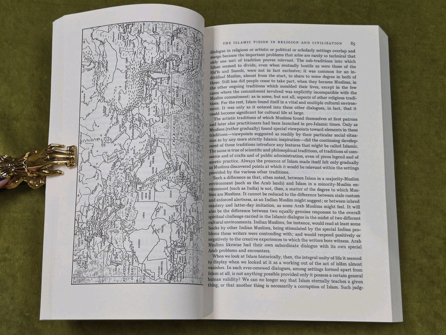 THE VENTURE OF ISLAM - Marshall G S Hodgson - Uni of Chicago 1977 - 3 vols PB4