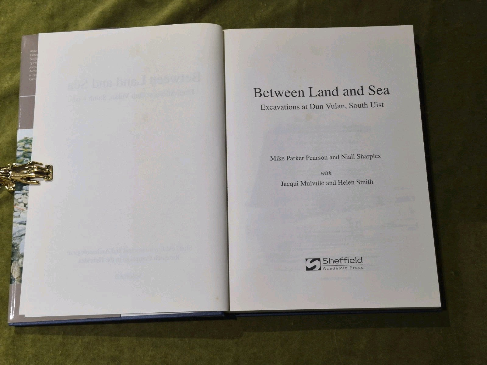 Between Land and Sea - Excavations at Dun Vulan, South Uist HBDJ3