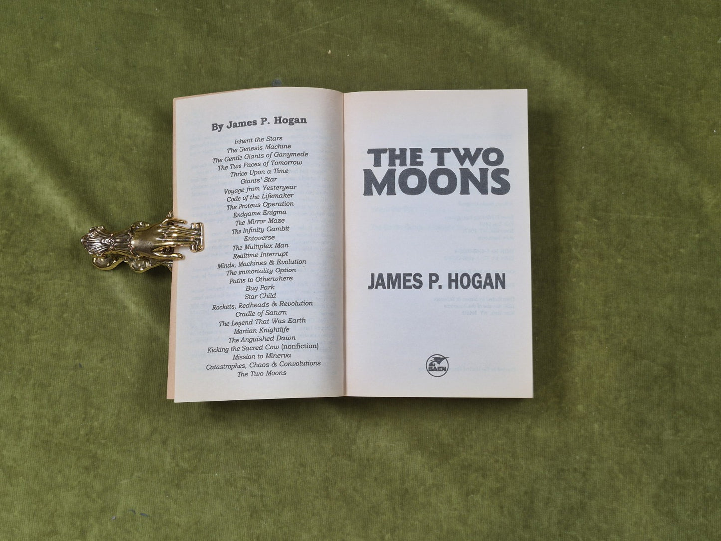 The Two Moons - James P. Hogan , Baen 2006 1st PB , Giants3