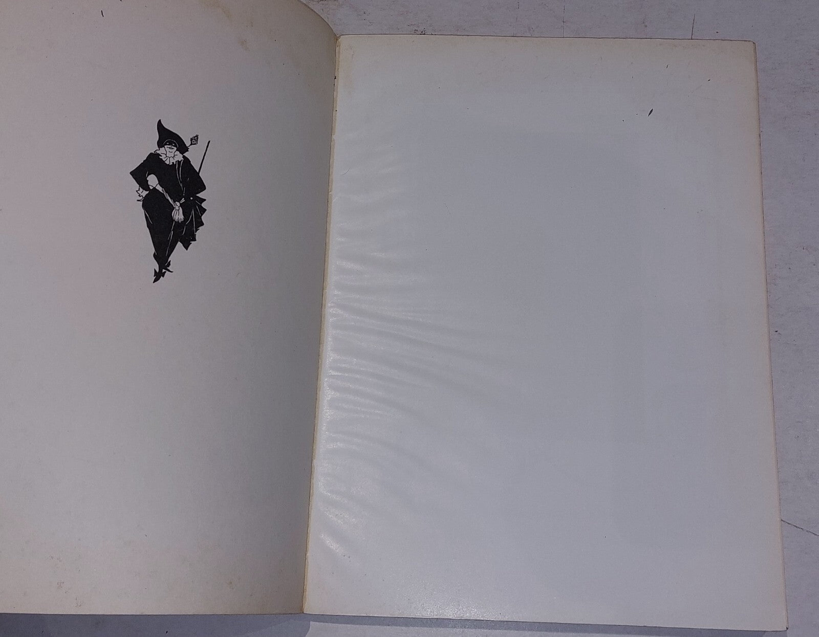 The Early Work of Aubrey Beardsley. Dover 1st ed. PB 19673