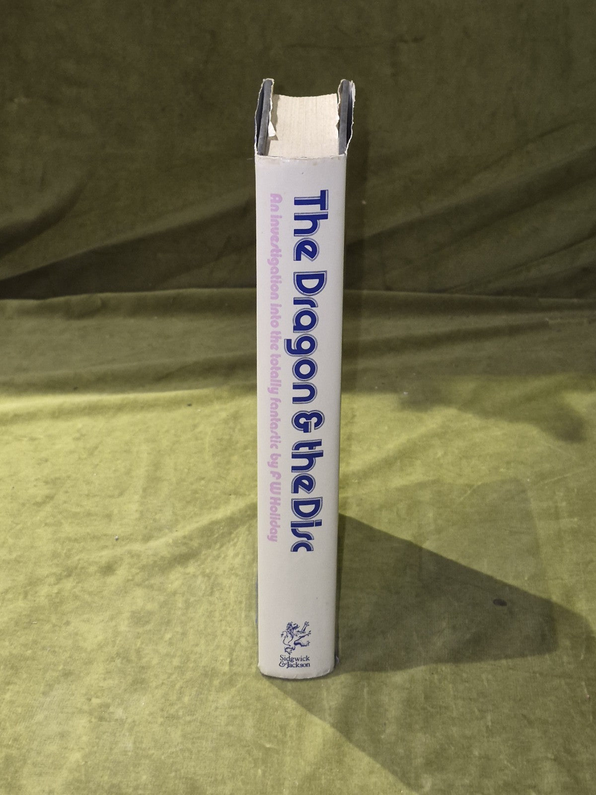 The Dragon and the Disc - F W Holiday - Sidgwick & Jackson 1973 HB DJ2