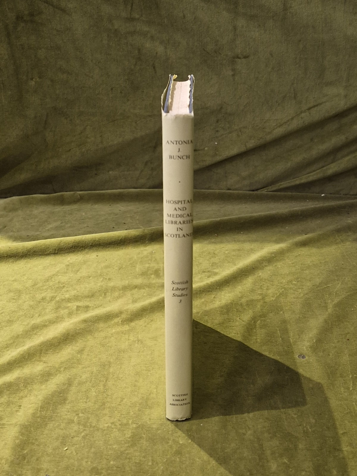 Hospital and Medical Libraries in Scotland - Antonia J Bunch 1975 1st ed HB-DJ2