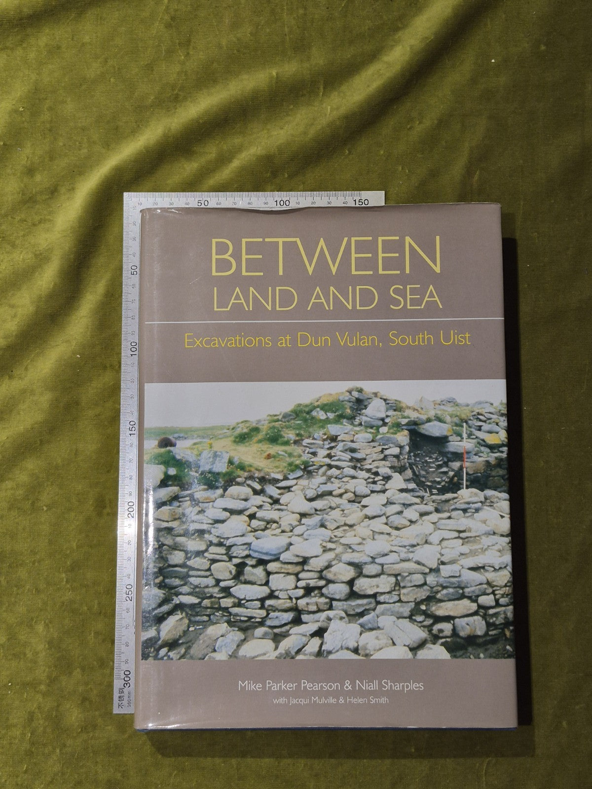 Between Land and Sea - Excavations at Dun Vulan, South Uist HBDJ6