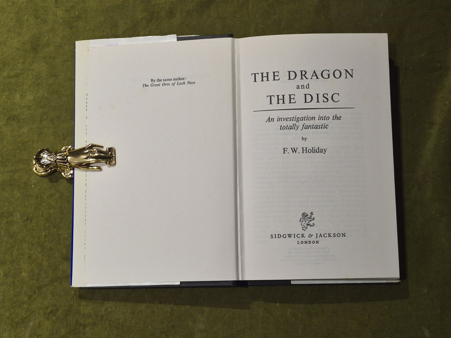 The Dragon and the Disc - F W Holiday - Sidgwick & Jackson 1973 HB DJ3