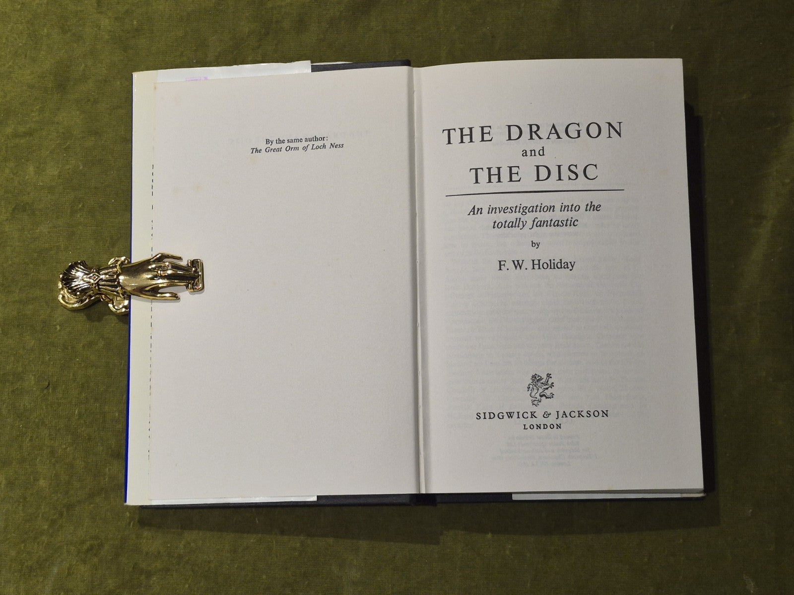 The Dragon and the Disc - F W Holiday - Sidgwick & Jackson 1973 HB DJ3