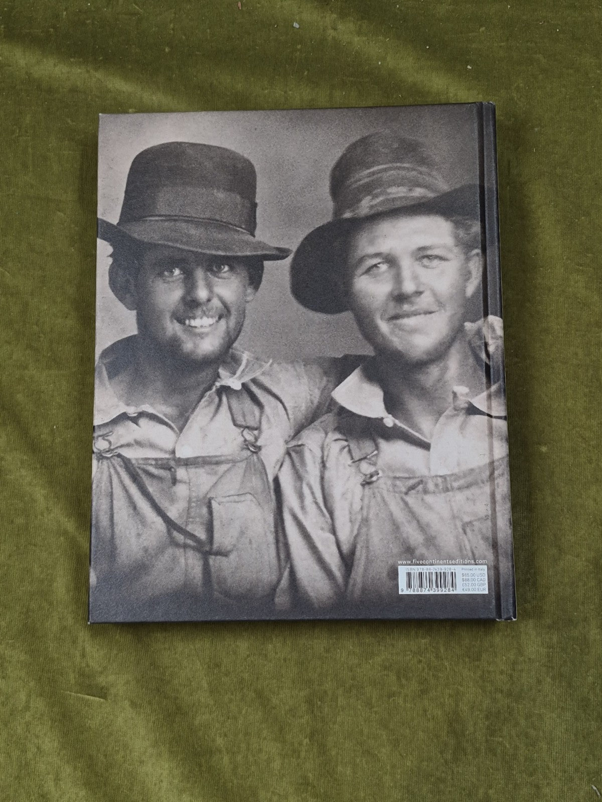 Loving A Photographic History of Men in Love 1850s 1950s - 5 continents 20201
