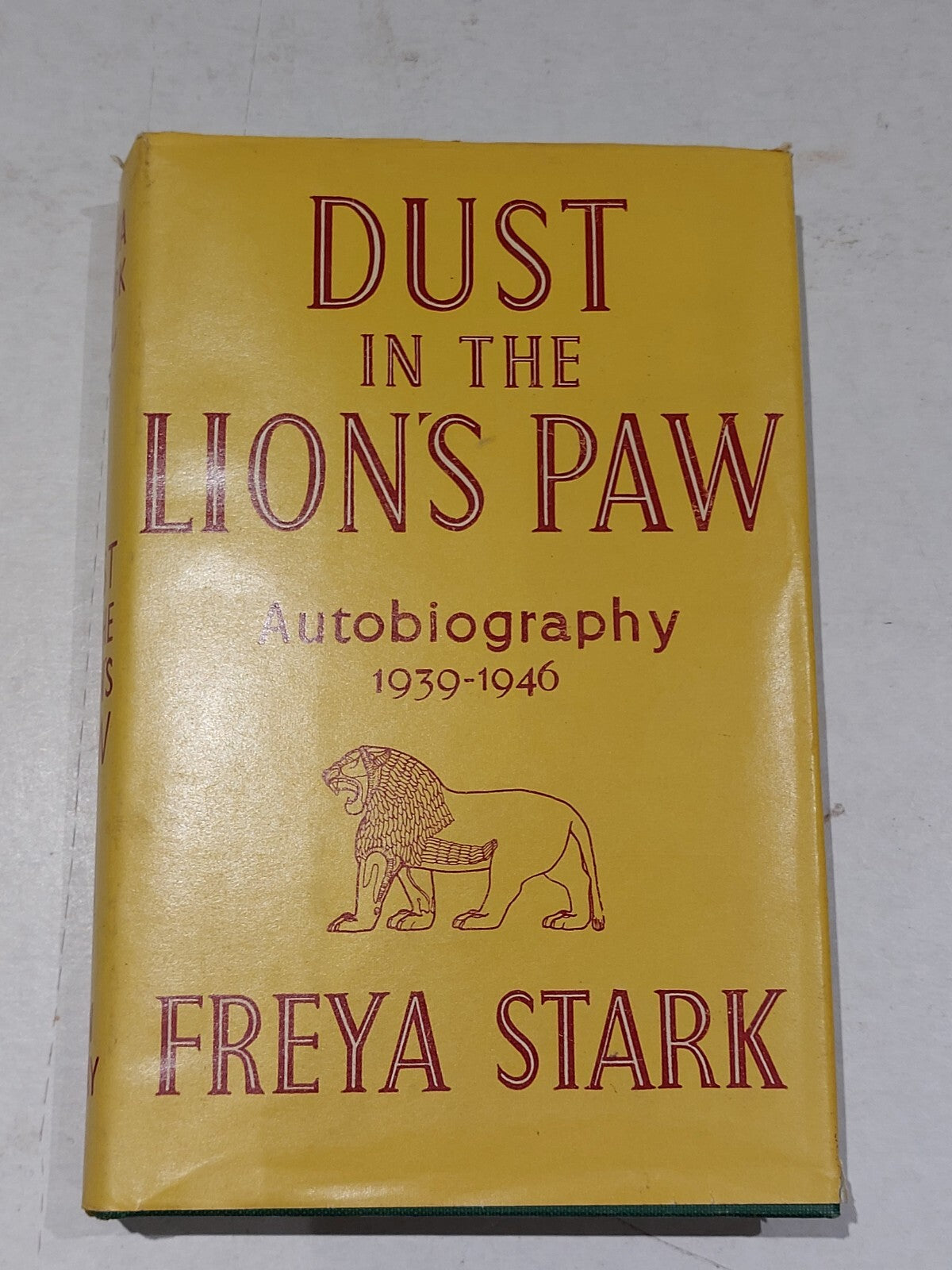 Dust in the Lion's Paw: Autobiography, 1939-46. Freya Stark - 19620