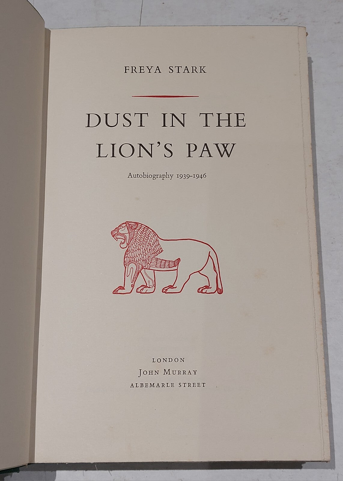 Dust in the Lion's Paw: Autobiography, 1939-46. Freya Stark - 19624