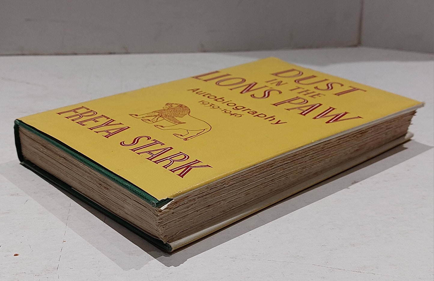 Dust in the Lion's Paw: Autobiography, 1939-46. Freya Stark - 19626