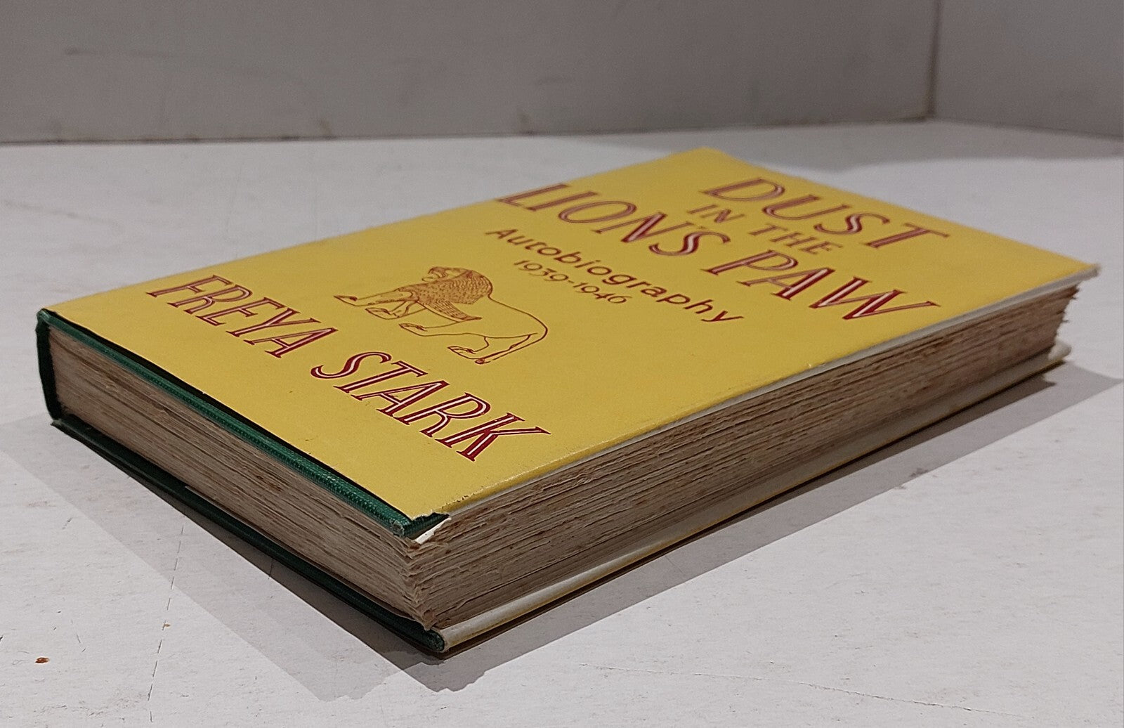 Dust in the Lion's Paw: Autobiography, 1939-46. Freya Stark - 19626