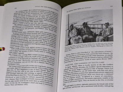 Queens, Queen Mothers, Priestesses, and Power - Flora Edouwaye S Kaplan HB4