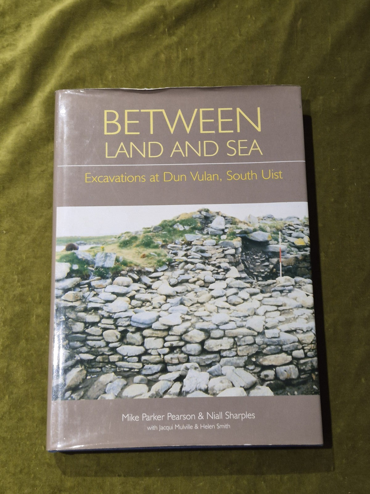 Between Land and Sea - Excavations at Dun Vulan, South Uist HBDJ0