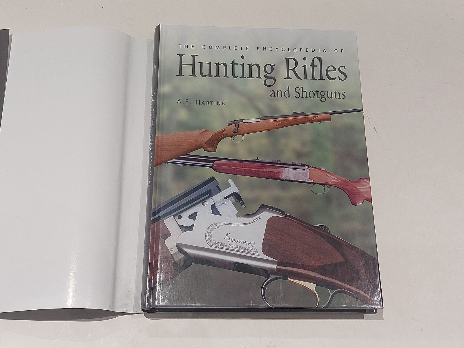 The Complete Encyclopedia of Hunting Rifles and Shotguns - A E Hartink (2006) Hb3