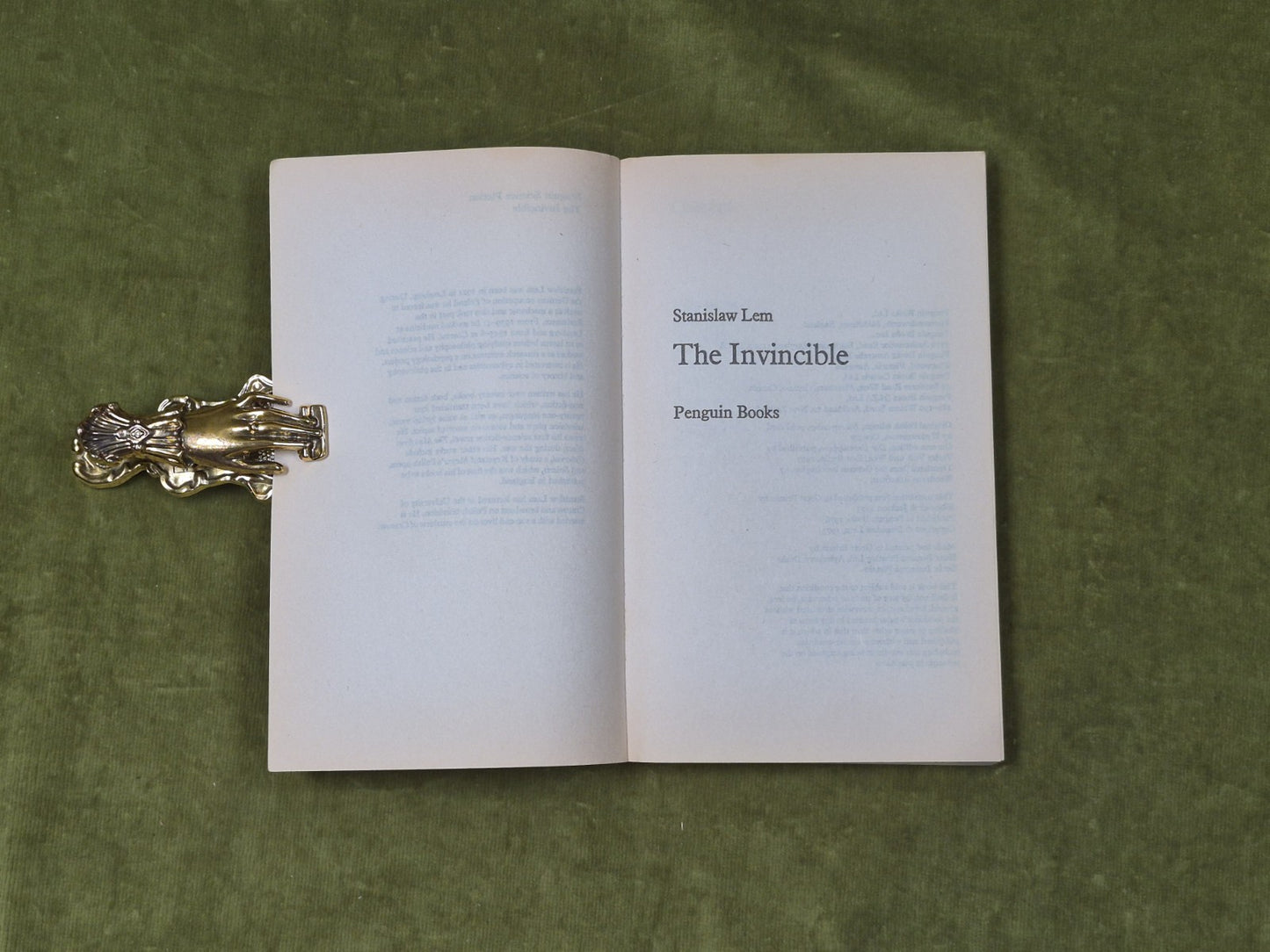 The Invincible by Stanislaw Lem. Penguin Books. 1976.3
