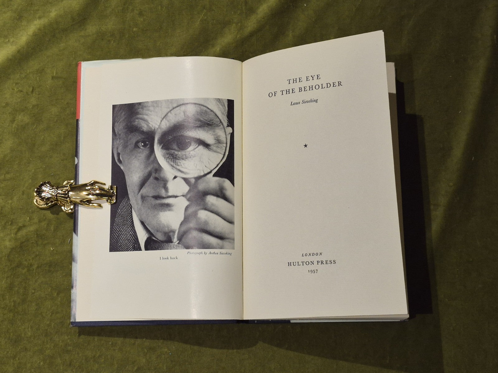 THE EYE OF THE BEHOLDER by LANCE SIEVEKING - Hulton Press - 1957 - HB DJ6