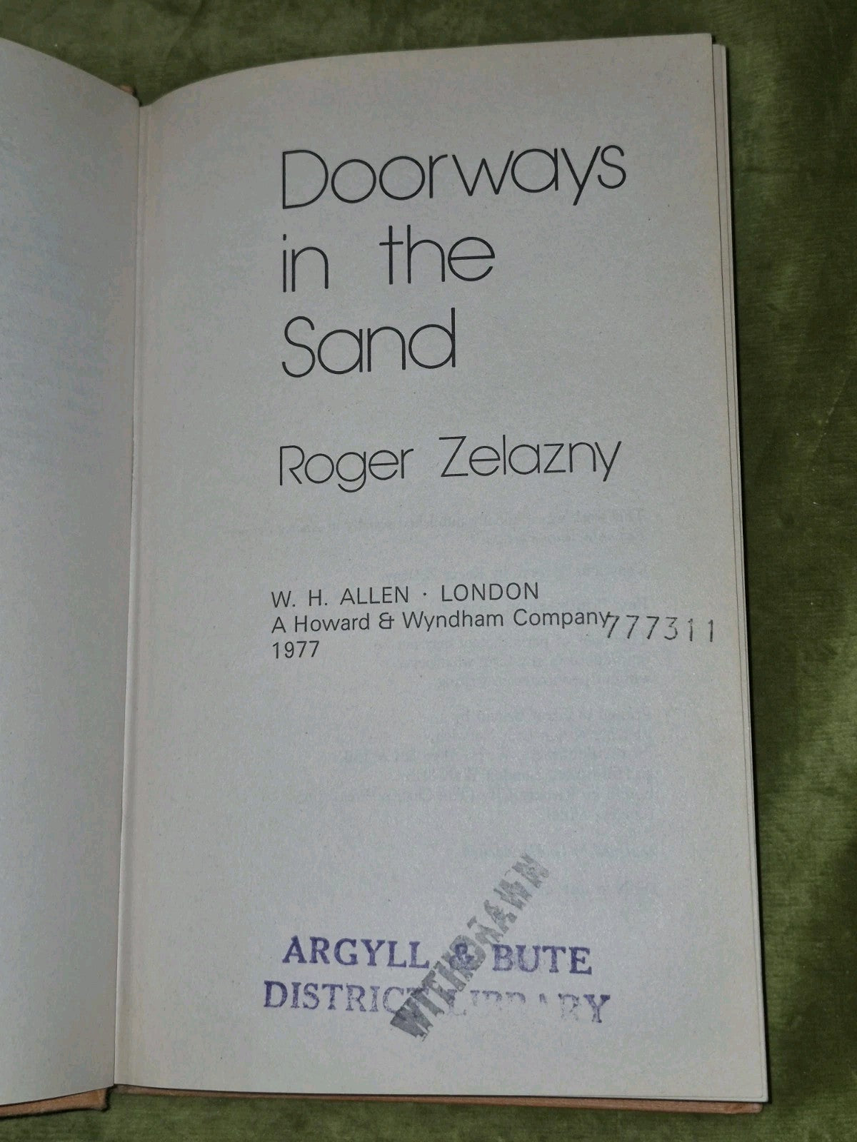 Doorways in the Sand Roger Zelazny 1977 First British Edition Ex-Library7