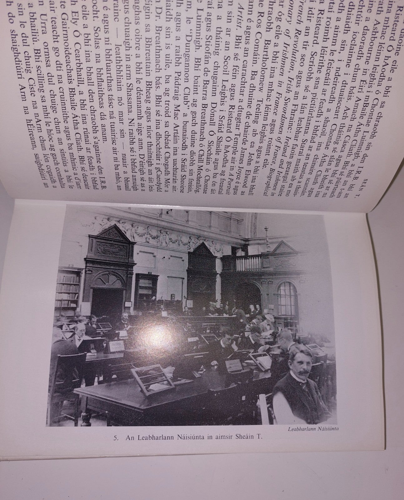 Seán T. Scéal a bheatha á insint ag Seán T. 1st Ed, HB DJ Ó Conluain, Proinsias7