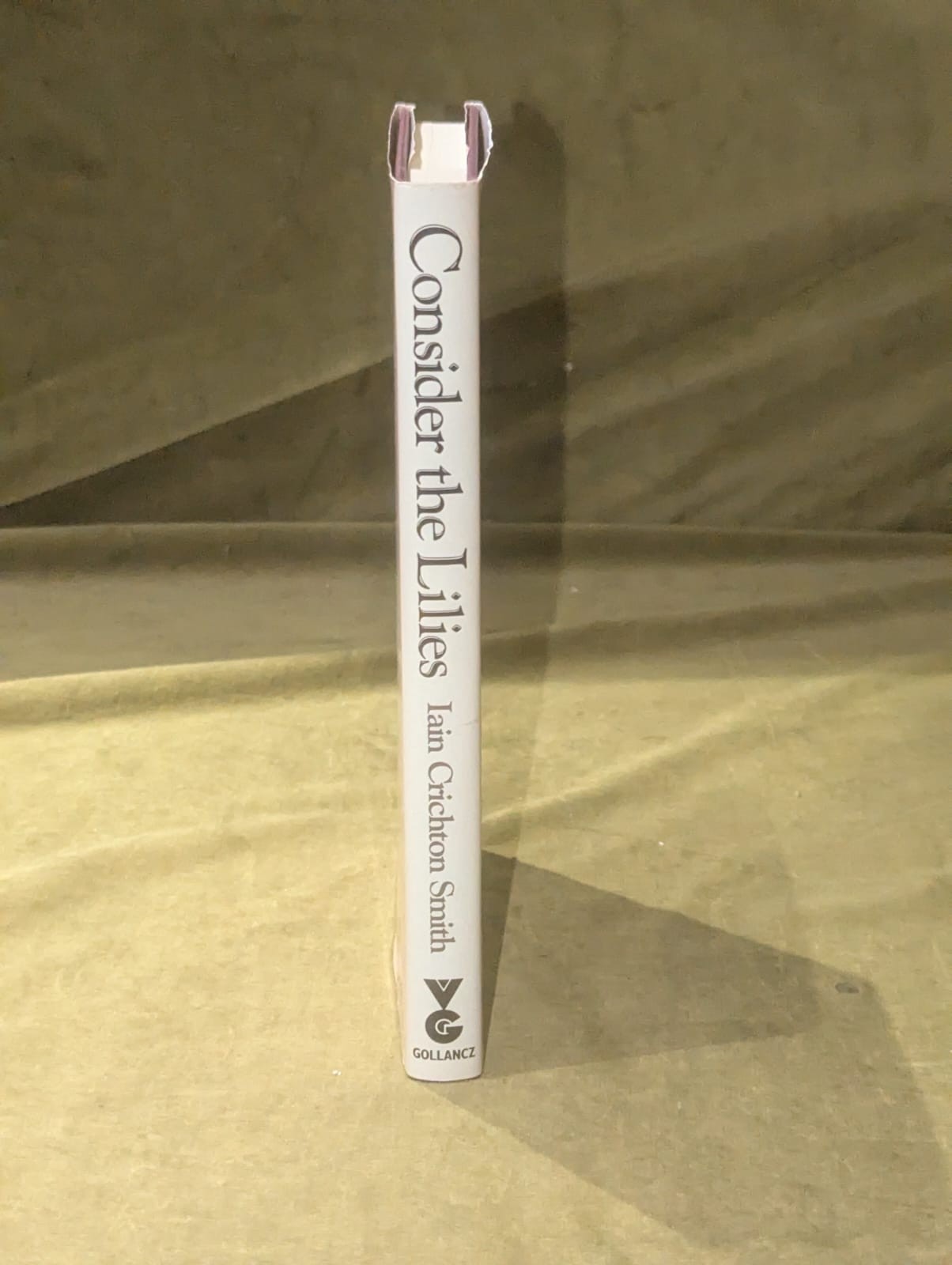 Consider the Lilies - Iain Crichton Smith , Gollancz 1986 Reprint HB DJ4