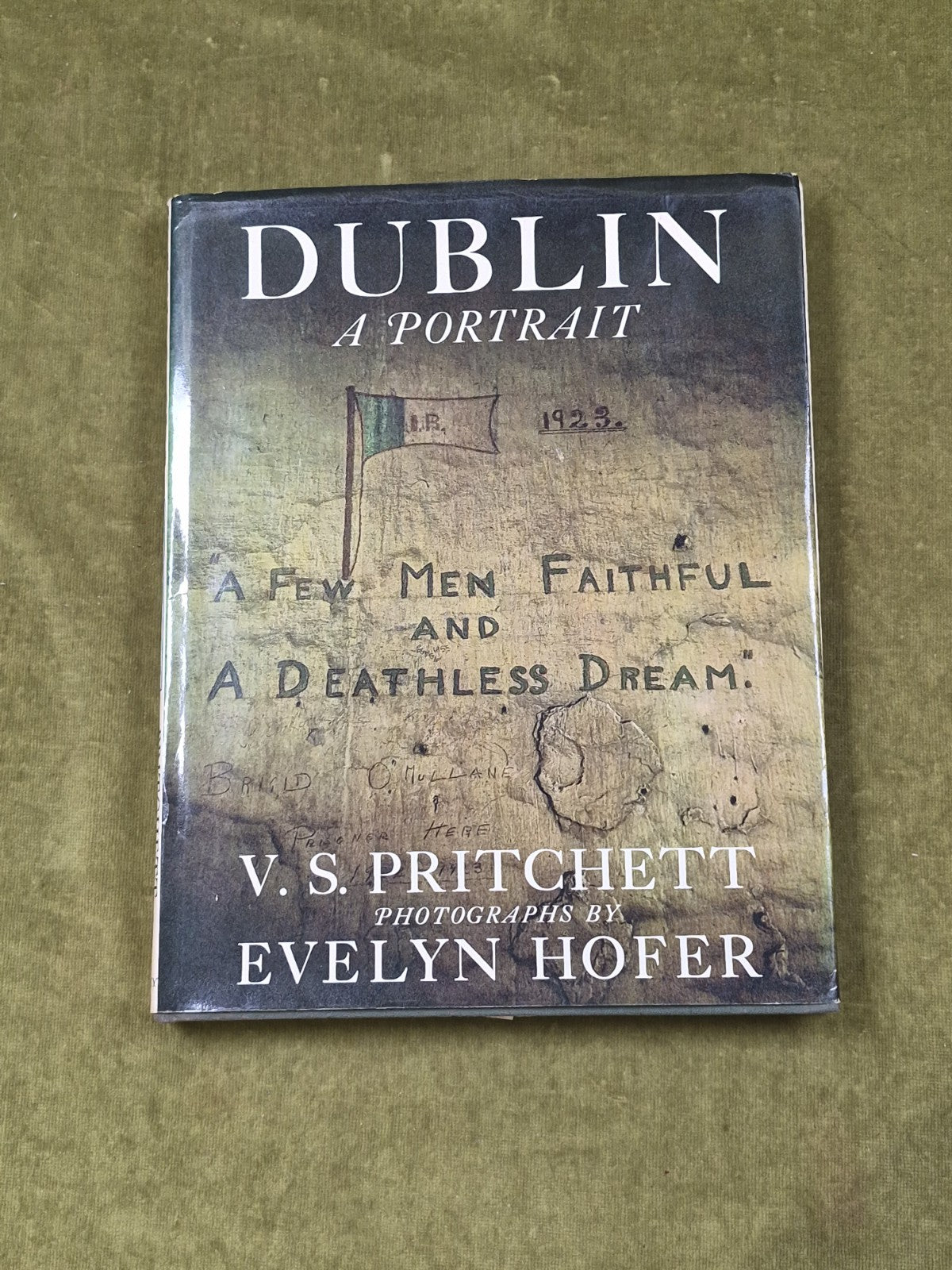 DUBLIN: A PORTRAIT By V S Pritchett & Evelyn Hofer , The Bodley Head 19670