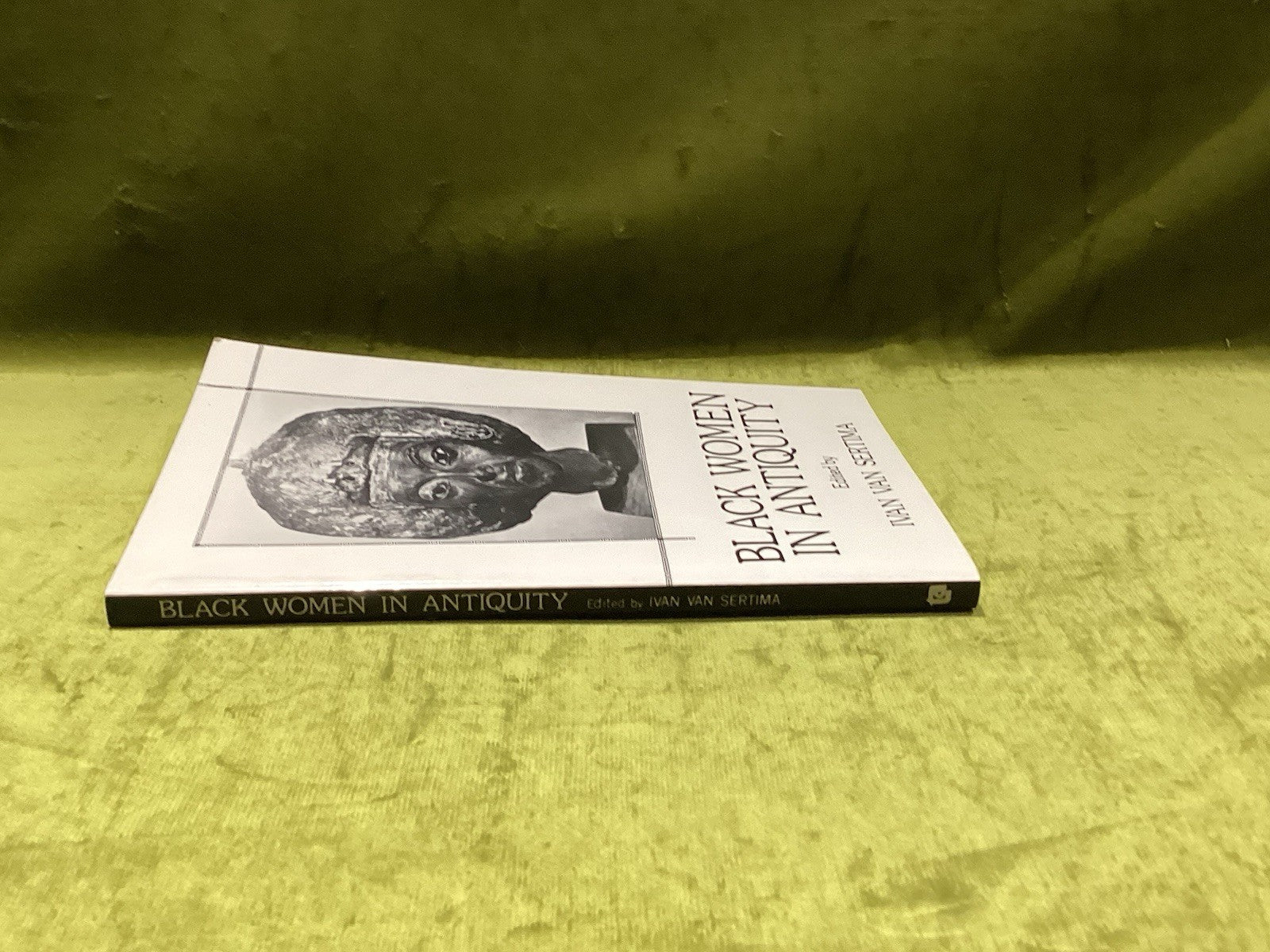 Black Women Of Antiquity  Ivan Van Sertima 1988 [Transaction Books] pb book1