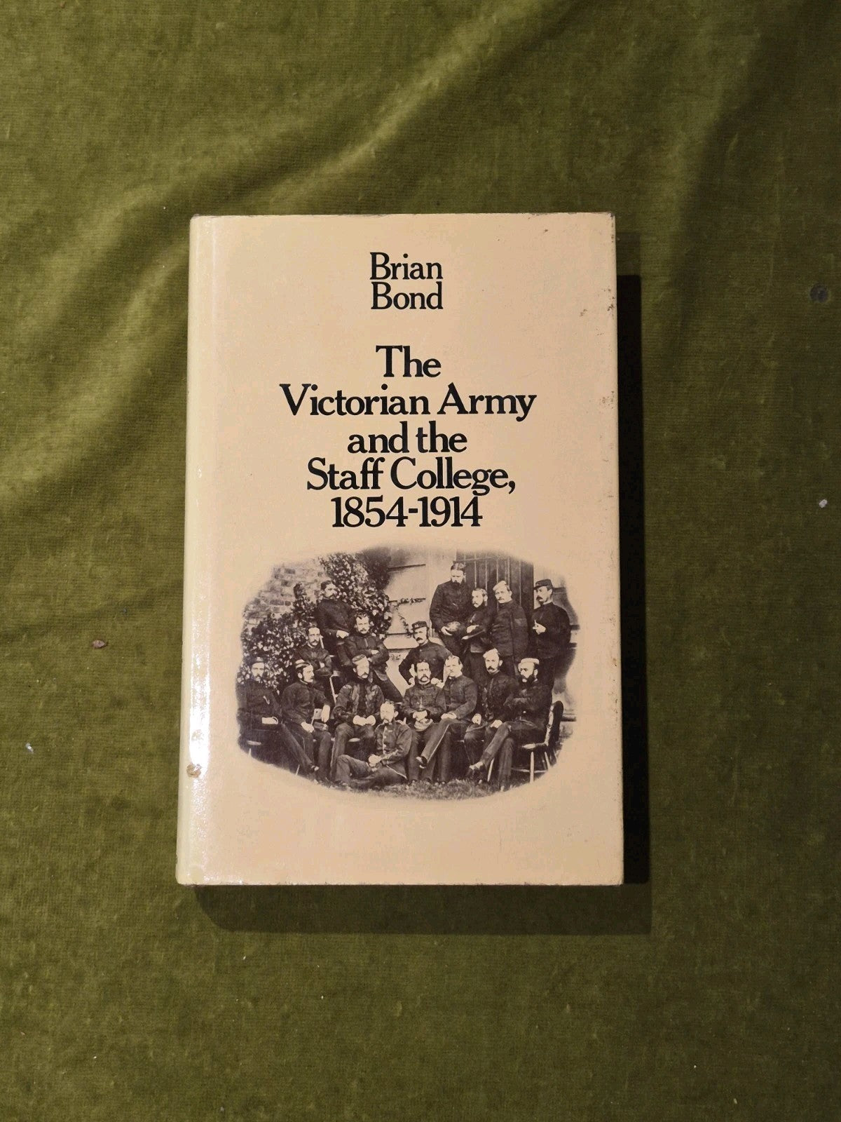 THE VICTORIAN ARMY AND THE STAFF COLLEGE 1854-1914 - Brian Bond, Methuen 1972 DJ0