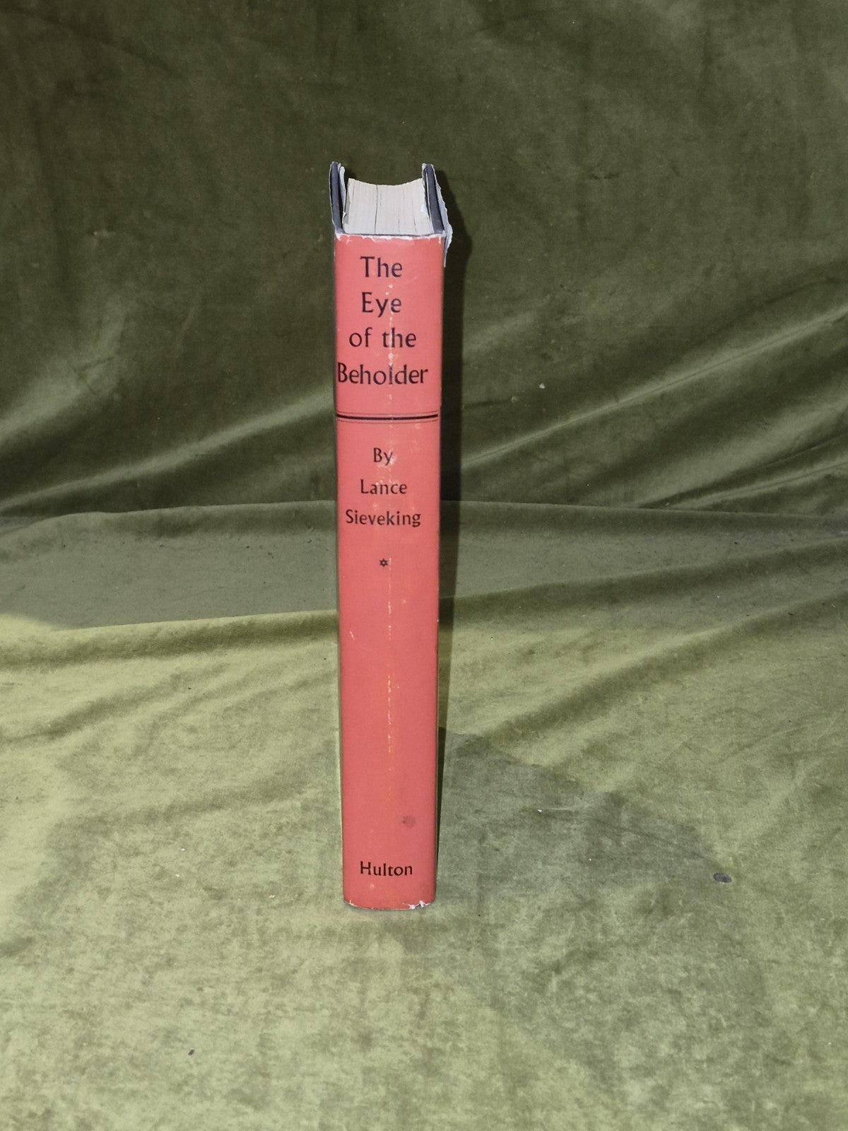 THE EYE OF THE BEHOLDER by LANCE SIEVEKING - Hulton Press - 1957 - HB DJ2