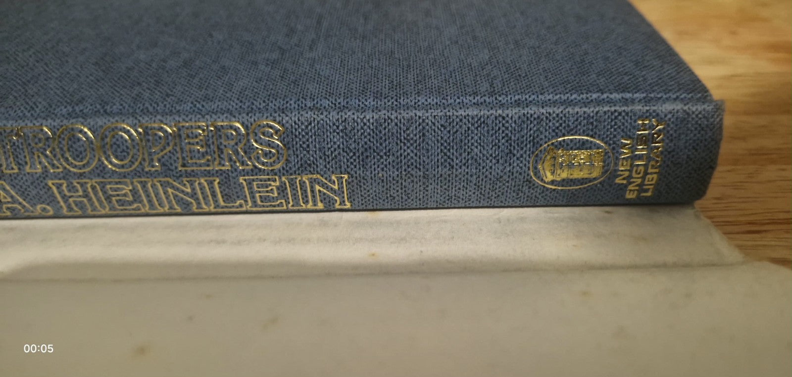 Starship Troopers by Robert A. Heinlein 1st UK Hardback Edition 1975. Dustjacket9
