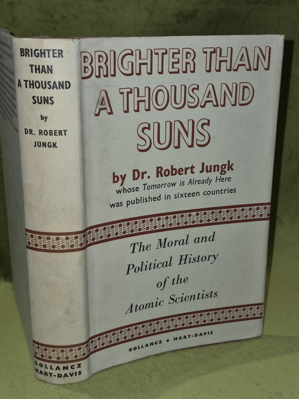 Brighter than a Thousand Suns: Atomic Scientists (1958) Robert Jungk0