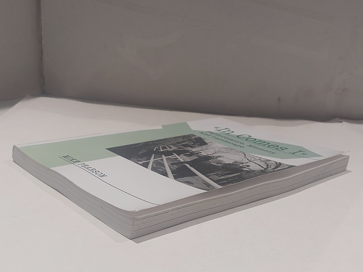 In Comes I : Performance, Memory & Landscape  Mike Pearson (2006) Pb Book3